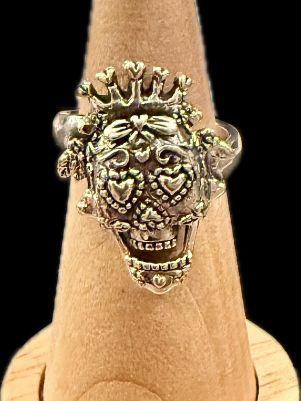 925 Mexico ring features a masterfully etched crowned skull design